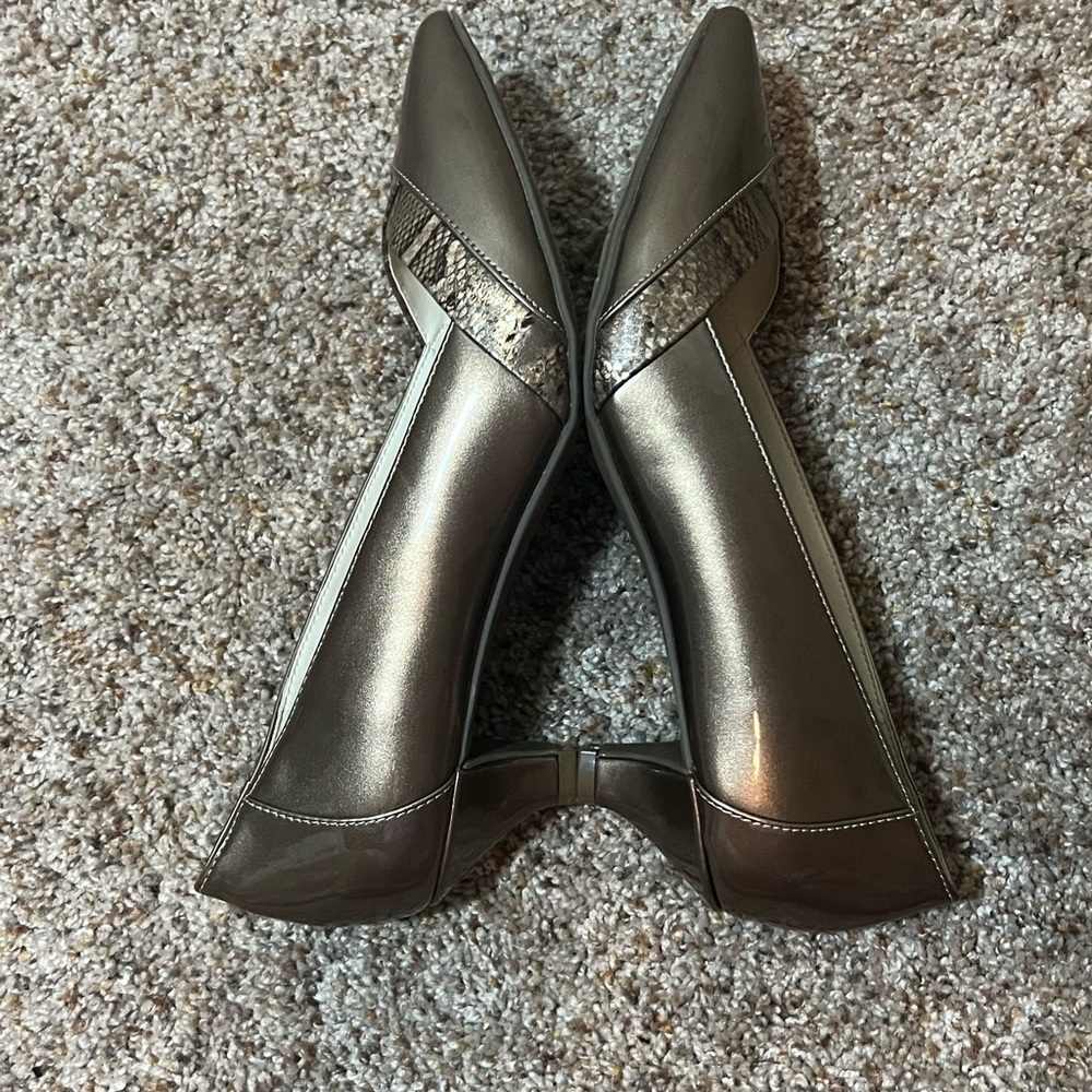 Anne Klein iflex AK7Maureen 7.5 M Gold Shiny Snake Skin Detail - Picture 3 of 12